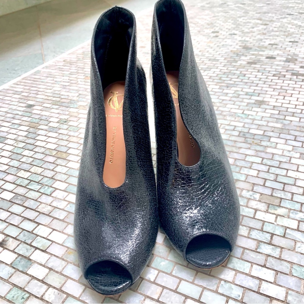 VINCE CAMUTO Black Opened Toe Booties